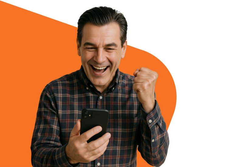 Mann mit Smartphone und Freude