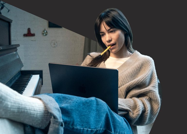 Frau mit Stift und Laptop